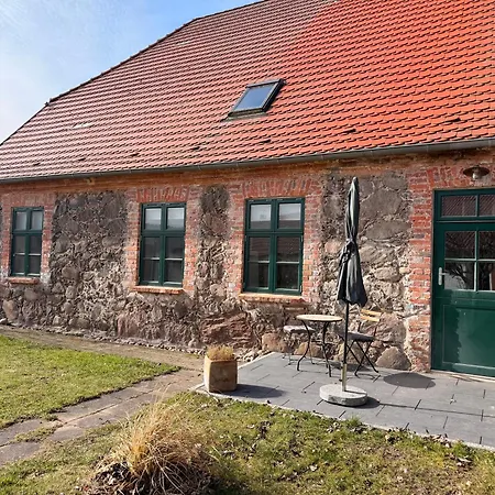 In Einem Feldsteinhaus Zwischen Ulrichshusen Und Basedow *